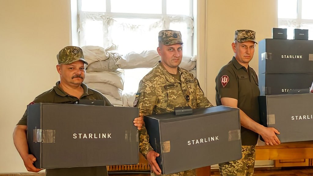 ChrisO_wiki's tweet photo. 1/ Russian warbloggers are applauding the Trump Administration for the apparent crippling of Starlink in Ukraine. Terminals now reportedly no longer work at speeds of higher than 60-70 km/h (37 to 44 mph), effectively disabling many Ukrainian drones. ⬇️ https://t.co/SkBO5TRTSw