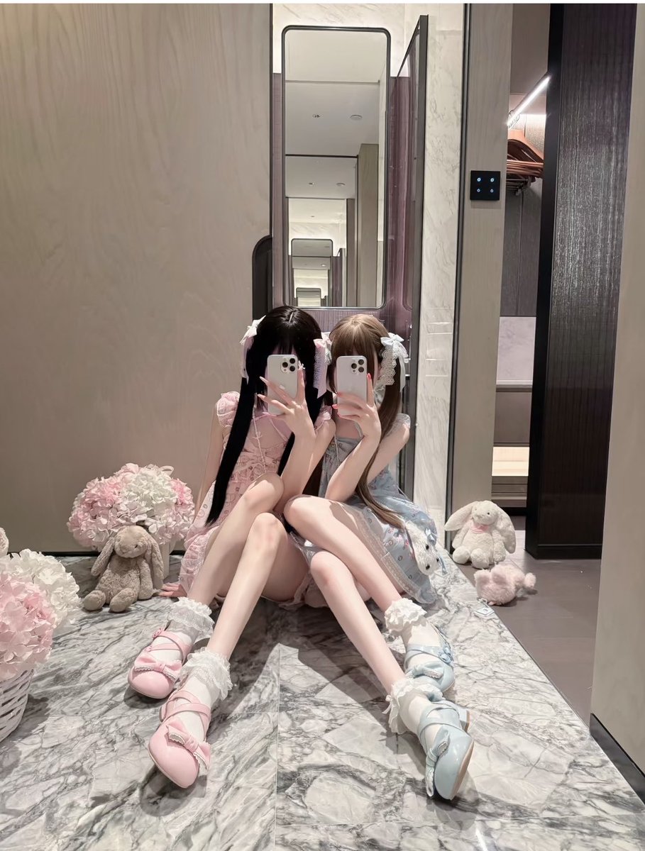 april28ty6's tweet photo. 有人想锐评一下我和闺蜜的福嘛 🥹  

看完不许瞎说，赶紧看，我要删了          

真没有📷 流言 2 我真的给呀！ https://t.co/wRGBv2dQUv