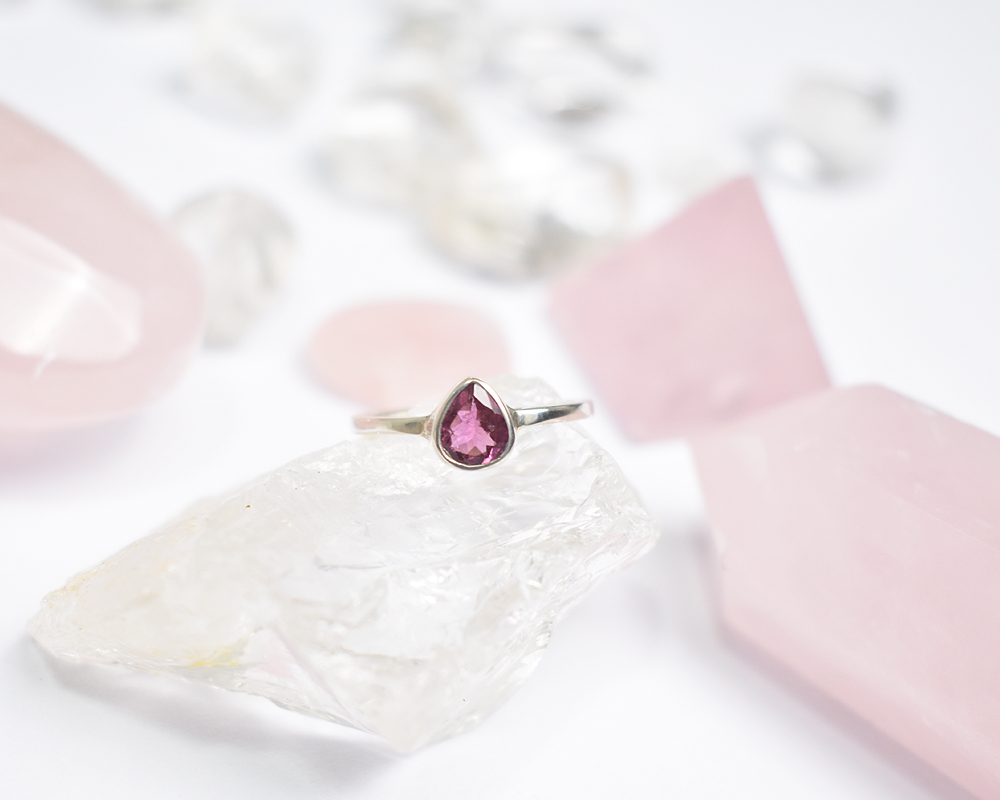 mimpijewelsbali's tweet photo. ほんのりパープルが溶け込んだ、絶妙なピンクカラーが魅力のピンクトパーズリング。

可愛らしいしずく型の天然石をシンプルなシルバーで仕立て、甘すぎない大人の雰囲気に。

光によって表情を変える、やさしい色合いを楽しめるリングです。

https://t.co/mrFsdQYHf6 https://t.co/TWn9CMPFfr