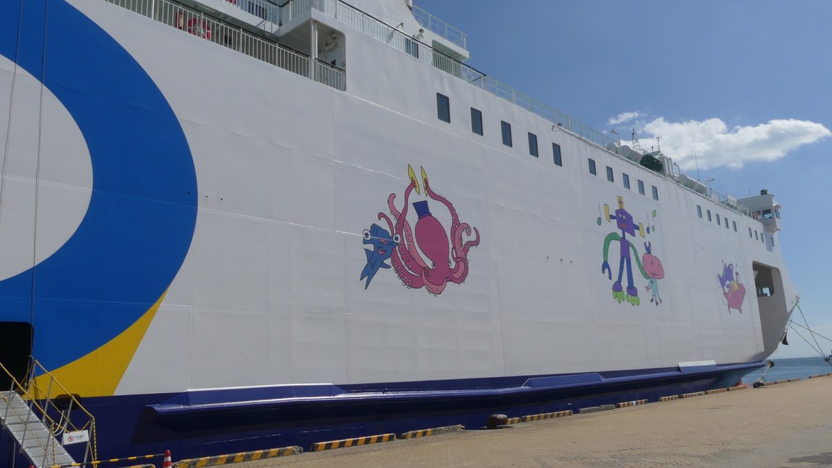 rv0923's tweet photo. 北埠頭に防衛省PFI用船舶のナッチャンNEOが居た
転用前の船名　「ブルールミナス」もうっすら確認 https://t.co/TeoGoJ4sSy