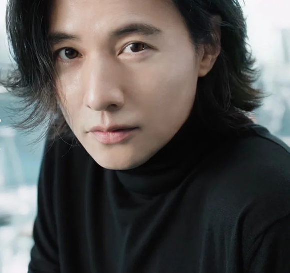 Kstyle_news's tweet photo. ウォンビン、長髪姿の近況が話題！健康食品ブランド「Dr․ Phyto」広告モデルに抜擢（動画あり）
https://t.co/XwN15jhLqQ https://t.co/rTvW7uexn2