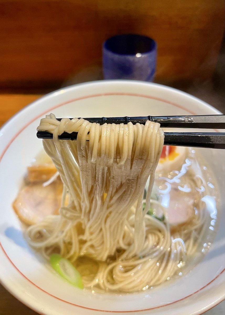 YoshikiyoI's tweet photo. 小雨の降る本日のランチは 日本橋朱鷺 @nihonbashi_toki  白ラーメン＆味玉、まろやかな甘みと柑橘・ビネガーがキレるスタイリッシュな淡麗スープに、喉ごし良くスープを持ち上げる中細ストレート麺は間違いない美味さ。店長、本日もご馳走様でした！  #日本橋朱鷺 #ラーメン朱鷺 #小伝馬町ラーメン https://t.co/fMrDbeA4Go