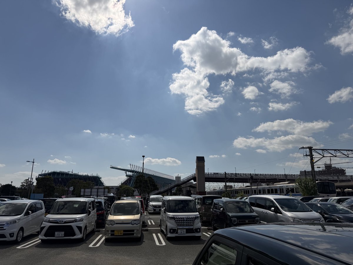 SoKoN022's tweet photo. スタジアム到着しました
まだ駐車場待機列はないようです
(12：50時点)
有料駐車場が空いてたのでココにしました
300円は格安😁(1/3ぐらい空いてます)
キックオフまで6時間😅
のんびり待ちます https://t.co/tm0gqobVNd