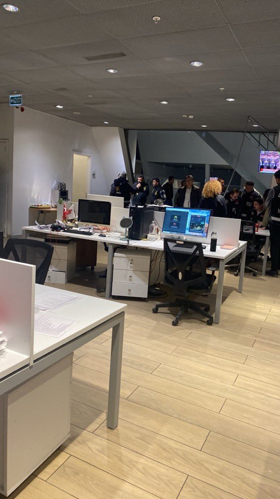 VatanMedyaX's tweet photo. #SONDAKİKA 

Polis ekipleri, Halk TV binasına giriş yaptı. Kanalın sahibi ve Yönetim Kurulu Başkanı Cafer Mahiroğlu haberi duyurdu. https://t.co/ceaaVzXwmC