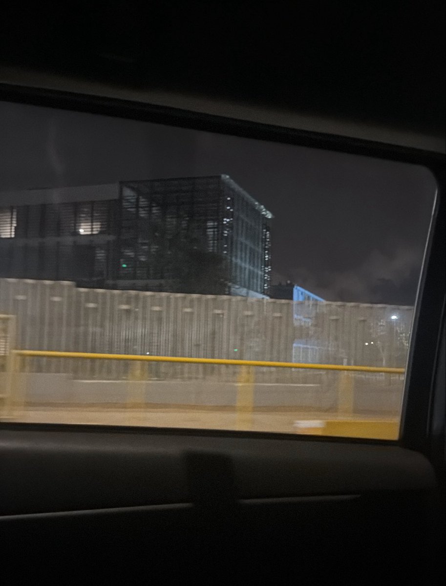 nothaanasaki's tweet photo. Acabo de pasar por la san Marcos para ir a mi casa y realmente me acaba de pegar la depre post concierto 😭😭😭😭😭😭 https://t.co/lAW4Sbijln