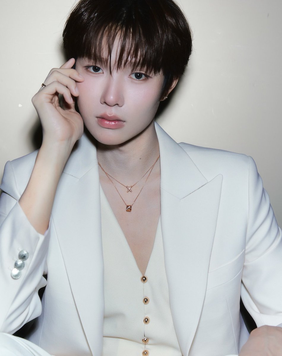 igarineko's tweet photo. ท่าโพสของ ceo https://t.co/BcLSLyjiky
