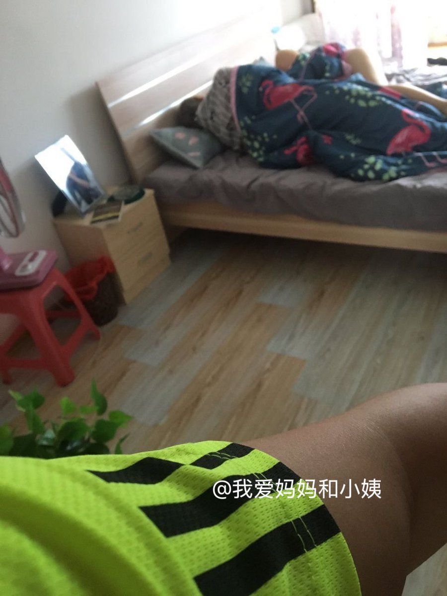 DustLordy8's tweet photo. 一直想给老爸带绿帽，让妈妈怀上我的种。#绿母 #恋母 #淫母 #骚妈 #肥母 #乱伦 #偷拍 #老妈 #母子 #熟女 https://t.co/MDEMIXSLOb
