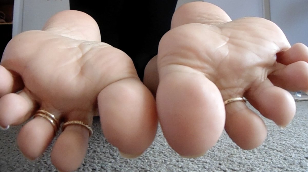 ProdiganGirl's tweet photo. How big is a Prodigan? Let's put it this way, my toe rings compared to different types of bugs: To Gulliverians they are a lil bigger than ur largest stadiums and arenas. To Lilliputians just one of them is worth more than the entire value of your nearest major city 🤭
#giantess https://t.co/b50Ru7Bgi6