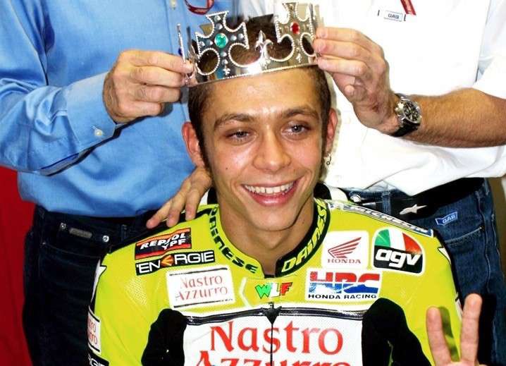 25YearsAgoLive's tweet photo. Italian Valentino Rossi, riding a Honda NSR500, beats Max Biaggi by just 0.013 seconds to win his first premier-class 500cc World Championship at the Australian Grand Prix (Phillip Island Circuit, Victoria). https://t.co/6Y9eqcNufU
