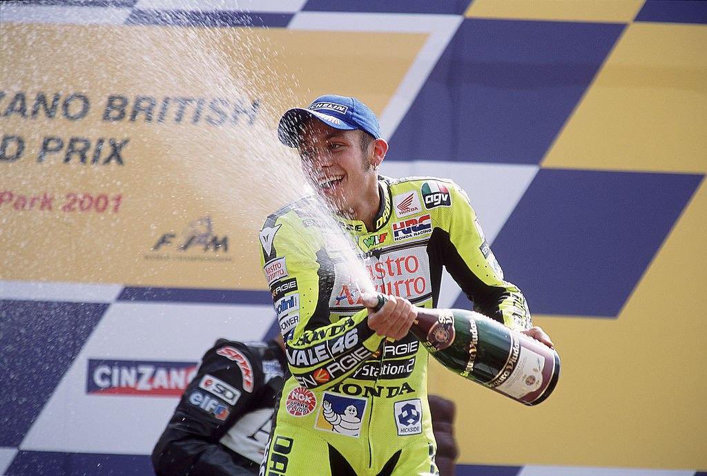 25YearsAgoLive's tweet photo. Italian Valentino Rossi, riding a Honda NSR500, beats Max Biaggi by just 0.013 seconds to win his first premier-class 500cc World Championship at the Australian Grand Prix (Phillip Island Circuit, Victoria). https://t.co/6Y9eqcNufU
