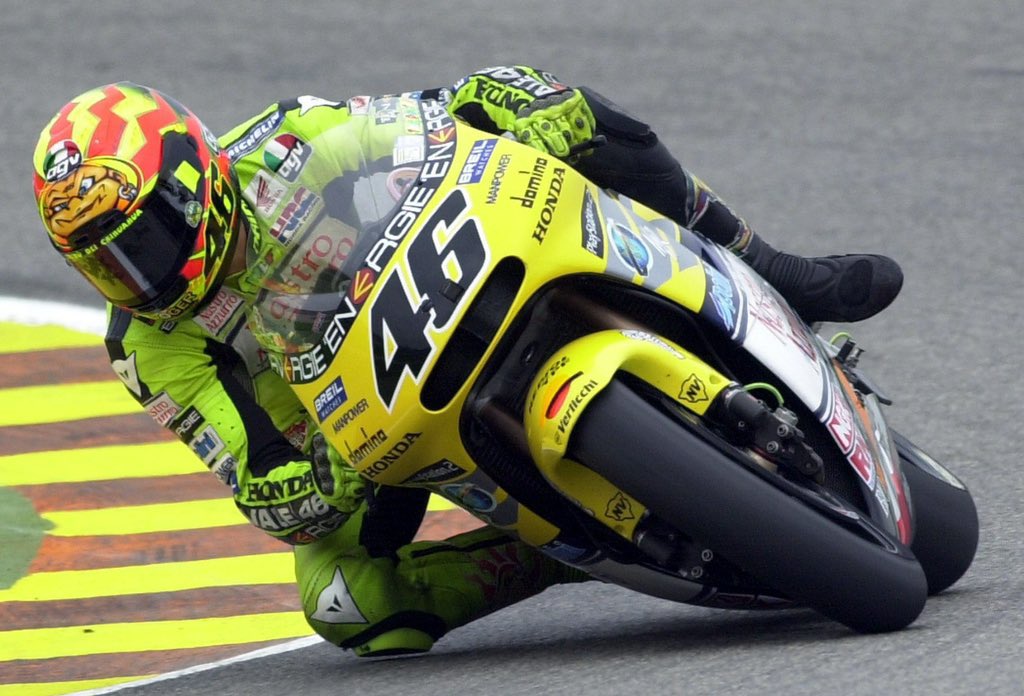 25YearsAgoLive's tweet photo. Italian Valentino Rossi, riding a Honda NSR500, beats Max Biaggi by just 0.013 seconds to win his first premier-class 500cc World Championship at the Australian Grand Prix (Phillip Island Circuit, Victoria). https://t.co/6Y9eqcNufU