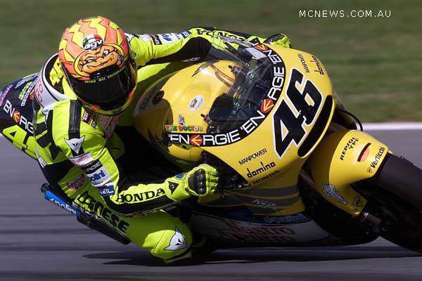 25YearsAgoLive's tweet photo. Italian Valentino Rossi, riding a Honda NSR500, beats Max Biaggi by just 0.013 seconds to win his first premier-class 500cc World Championship at the Australian Grand Prix (Phillip Island Circuit, Victoria). https://t.co/6Y9eqcNufU