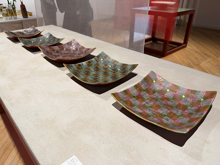 FASHIONHL's tweet photo. Can tradition survive without change?

→https://t.co/OZdslGsJyW

Celebrating 120 years of Kutani ware, Kinzangama Kiln explores new possibilities through gold decoration, technology, poetry, and music.

A look at “ASHITA” and the art of nurturing tradition through reinvention.

#Kinzangama #KutaniWare #FASHIONHEADLINE