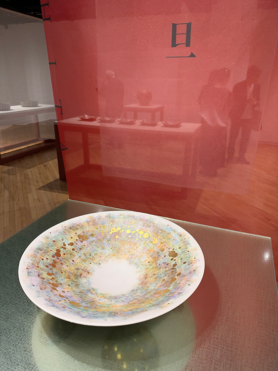 FASHIONHL's tweet photo. Can tradition survive without change?

→https://t.co/OZdslGsJyW

Celebrating 120 years of Kutani ware, Kinzangama Kiln explores new possibilities through gold decoration, technology, poetry, and music.

A look at “ASHITA” and the art of nurturing tradition through reinvention.

#Kinzangama #KutaniWare #FASHIONHEADLINE