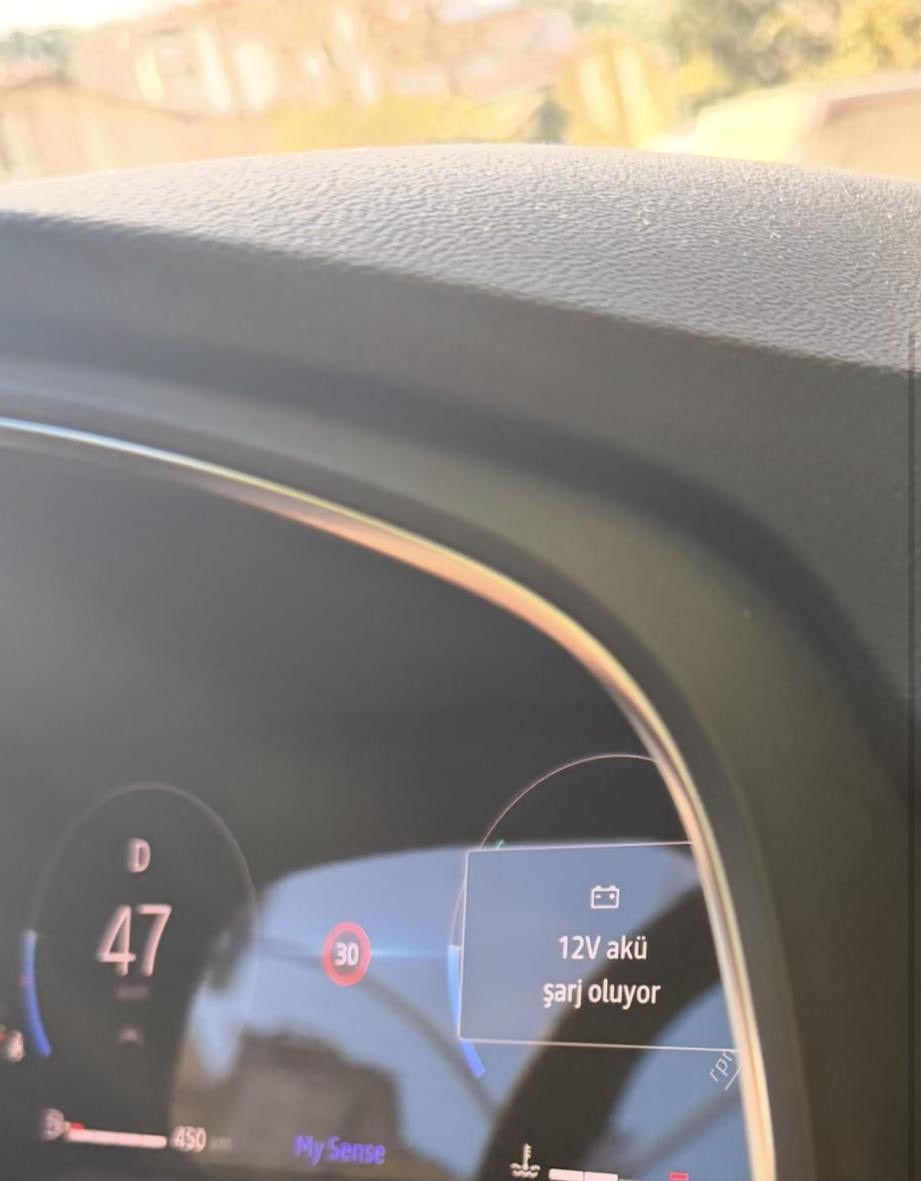 ZamHaberAjans's tweet photo. 2025 model Renault Clio Alpine sahibi bir vatandaş, aracının akü arızası nedeniyle yolda kaldığını ve Ümraniye Günerler Otomotiv yetkili servisinde çözüm bulamadığını belirtti.

🔹 “Bakım sırasında akü uyarısını bildirdim ancak değerlerin normal olduğu söylendi. Bir ay geçmeden yolda kaldım.”

🔹 “Servis, ‘Akü ölene kadar böyle kullanacaksınız’ dedi. İki gün serviste kalan aracımın sadece aküsü şarj edildi.”

🔹 “Tekrar yolda kalırsam ne olacağını sordum, ‘Yine getirirsiniz, bakarız’ cevabını aldım.”

🔹 “Test sonuçlarını ve akünün neden değiştirilmediğini yazılı istedim ancak vermediler.”

🔹 “Saat 14.00’te aradılar, 16.00’da ise aracımı teslim almazsam otopark ücreti uygulanabileceği ve hukuki ihtar süreci başlatılabileceği yönünde mesaj gönderdiler.”

🔹 Vatandaş, servis tarafından baskı altında bırakıldığını öne sürerek akü arızasının garanti kapsamında giderilmesini ve test sonuçlarının yazılı olarak verilmesini talep ediyor.