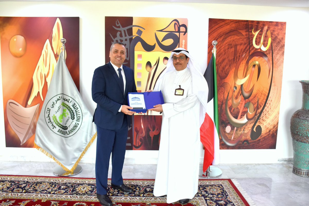 Arab_API's tweet photo. استقبل سعادة الأستاذ الدكتور/ عادل عبدالله الوقيان – مدير عام المعهد العربي للتخطيط بالكويت – يوم الأحد 11أكتوبر 2026 بمقر المعهد المهندس/ معاذ العلاوين – المدير التنفيذي للصندوق الوطني لدعم المؤسسات الصغيرة والمتوسطة في المملكة الأردنية الهاشمية. وتأتي هذه الزيارة في إطار الجهود الرامية إلى تعزيز التعاون المشترك بين المعهد العربي للتخطيط بالكويت ووزارة التخطيط والتعاون الدولي والصندوق الوطني لدعم المؤسسات الصغيرة والمتوسطة "نافس"، حيث قام المعهد بتنفيذ الدراسة الاستشارية "تقييم أثر الدعم المقدم من الصندوق الوطني لدعم المؤسسات على المؤسسات المستفيدة خلال الفترة (2020–2024) لصالح الصندوق. وقد حضر اللقاء كلاً من الأستاذ الدكتور/ وليد عبد مولاه – وكيل المعهد والسيد/ كريم عادل درويش – رئيس الجهاز الإداري بالمعهد والأستاذ الدكتور/ إيهاب مقابله – رئيس فريق الدراسة والمستشار بالجهاز الفني ومدير مركز المشروعات الصغيرة والمتوسطة التابع للمعهد. 
وفي ختام اللقاء، قدّم سعادة المهندس/ معاذ العلاوين درعاً تكريمياً لسعادة الأستاذ الدكتور/ عادل عبدالله الوقيان تقديراً للخدمات الإنمائية والاستشارية التي يقدمها المعهد، إلى جانب بحث سبل تعزيز التعاون وتبادل الخبرات في المجالات ذات الاهتمام المشترك.