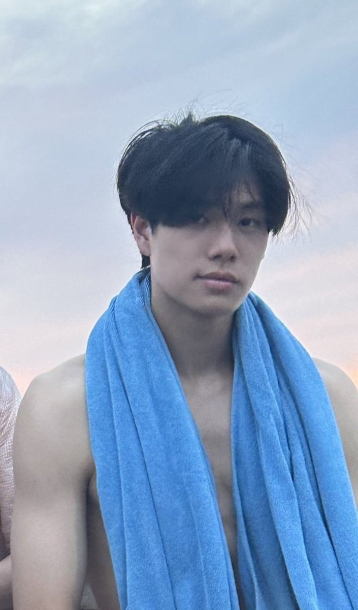 nyxphu's tweet photo. insanely handsome. https://t.co/NB0osWpqe7