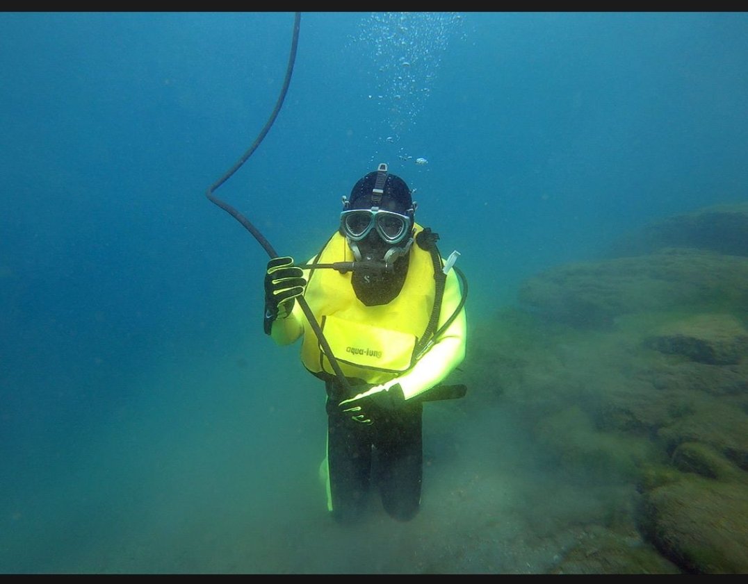 blackscubadiver's tweet photo. 皆さん結構色々と投稿しているので自分も1つ。😊
過去画像ですが、フーカーハーネスで潜っている所。
送気式潜水のドキドキ感ははこのホース一本で陸上から生かされている所。（実際には電話線や命綱を併用）
装備に緊急時の装備が無いのと冷たい水の中、スーツと機械に生かされている感が堪りません。 https://t.co/dUH8AwJ0Il