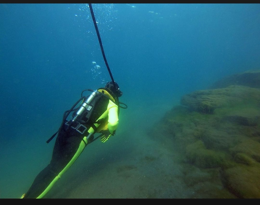 blackscubadiver's tweet photo. 皆さん結構色々と投稿しているので自分も1つ。😊
過去画像ですが、フーカーハーネスで潜っている所。
送気式潜水のドキドキ感ははこのホース一本で陸上から生かされている所。（実際には電話線や命綱を併用）
装備に緊急時の装備が無いのと冷たい水の中、スーツと機械に生かされている感が堪りません。 https://t.co/dUH8AwJ0Il