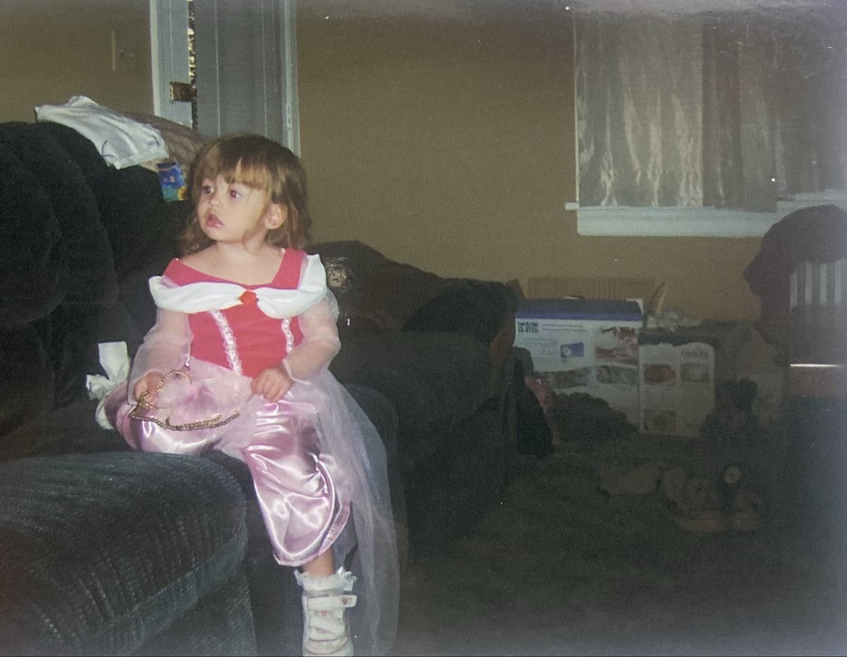 raewroteit's tweet photo. me &amp; my favorite dress as a kid https://t.co/1gD4z01C0d