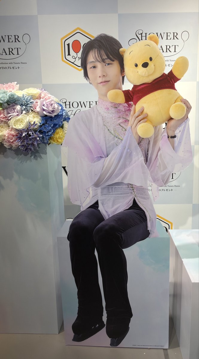 marika_yuzu's tweet photo. The SHOWER OF HEART Kiss &amp; Cry area was a precious place- it felt like Yuzu and Pooh were actually sitting there✨ He’s beautiful❣️

Most of us were shy, just taking photos of them😅 

The hunny pot had Yuzu’s autograph✨
“Dear Pooh-san, Always with You!”😭
#シャワハー
#羽生結弦 https://t.co/bIwnaY7INw