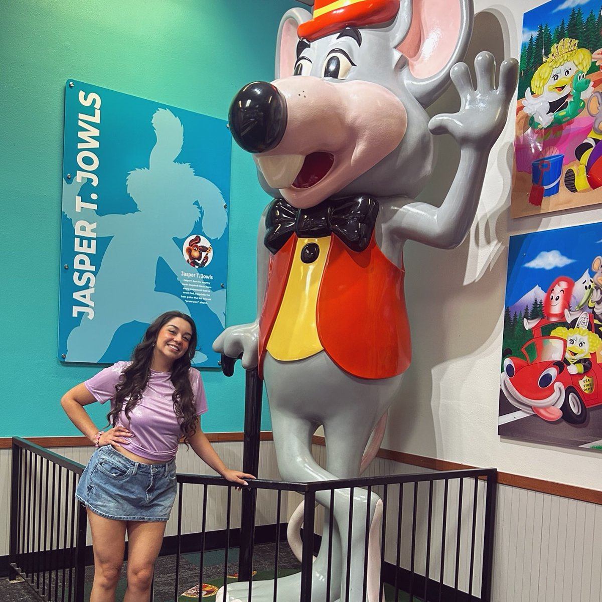 pinkworldv's tweet photo. a little piece of magic. this statue of Chuck E. is from the Willowdale location when it first opened as a Pizza Time Theatre in 1983 ♡ꕤ

please sign my petition: https://t.co/eOW2bIwLCS

#animatronics #chuckecheese #pizzatimetheatre #showbizpizzaplace #munchsmakebelieveband https://t.co/EUfEaUmCIP