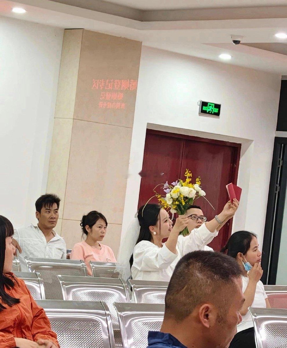 cuijifan2's tweet photo. 民政局离婚大厅拍到的一幕 https://t.co/ENSVpbtXCB