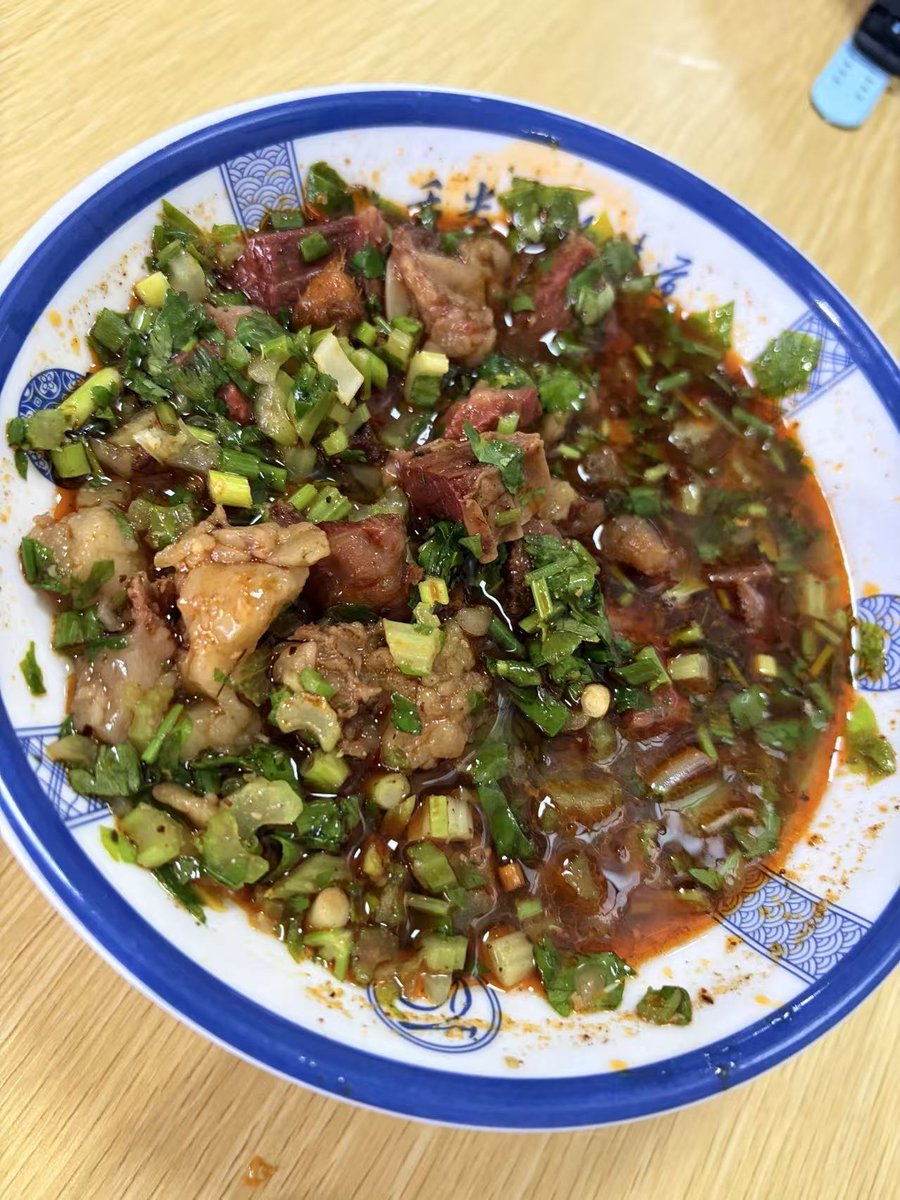 Maggiesxmv's tweet photo. 嘴太快，已经被我吃掉部分了😁，碗碗牛肉好吃。味美下饭 https://t.co/LGTDZ9PNnq