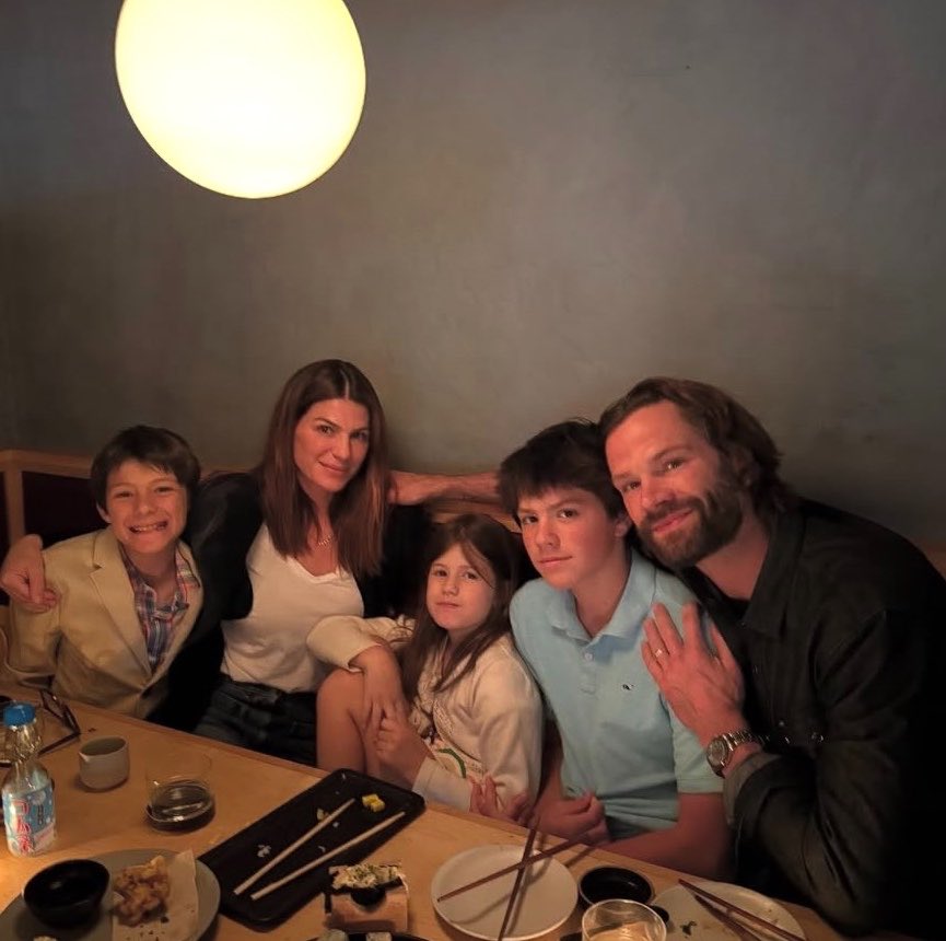 HuntersPlantao's tweet photo. amo o fato de que eles estão casados há mais de 16 anos e que tudo começou por causa de supernatural  🥺❤️ https://t.co/v0fOIPSoUv
