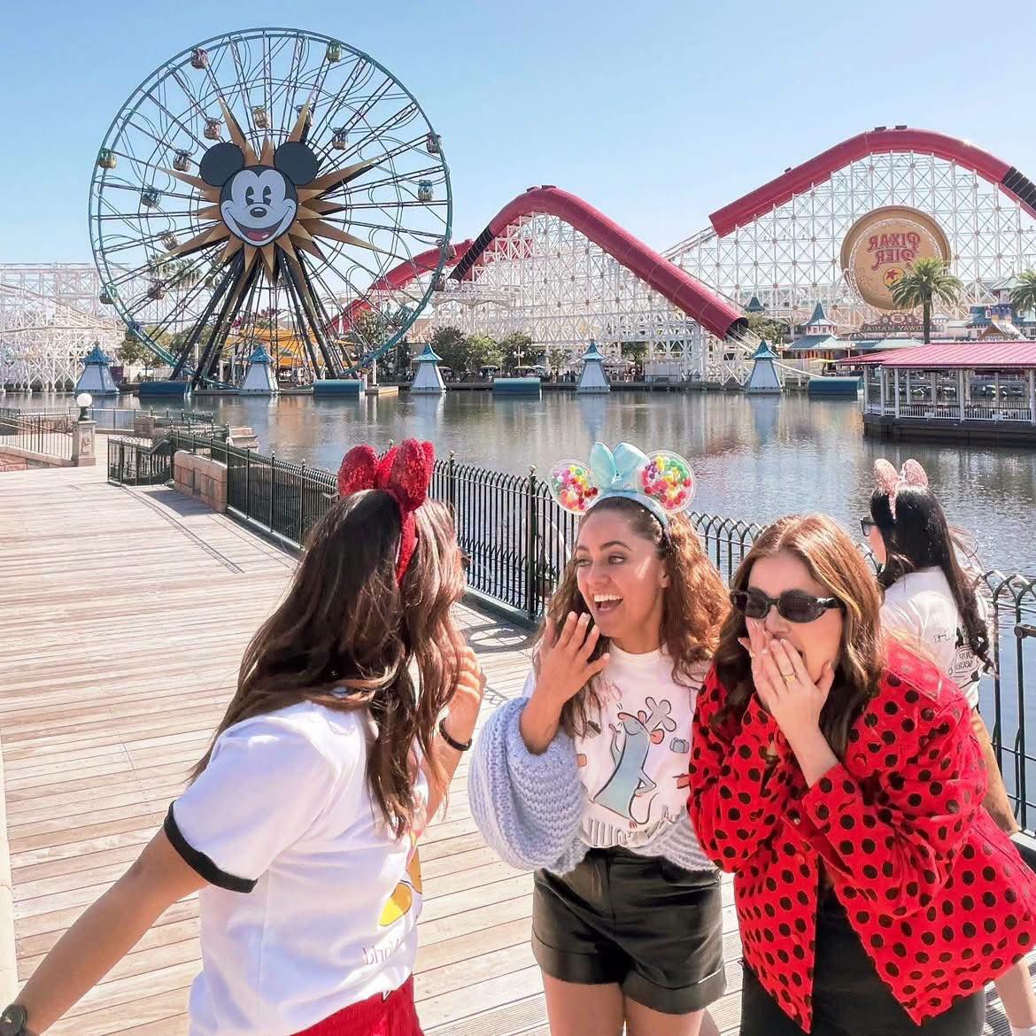 Raulgutierrez's tweet photo. 🏰✨ ¡De paseo por Disney! 🎢🐭 Daniela Luján y Jessica Segura, de Envinadas, así como Gomita y su mamá, andan disfrutando de la magia de Disney… ¡claro, cada quien por su lado! 😂🎡📸

Las fotos fueron compartidas en sus redes sociales, donde presumieron su felicidad y la alegría de estar en la tierra de Mickey Mouse. 🐭🏰💖 ¡Que viva la magia! ✨🎠