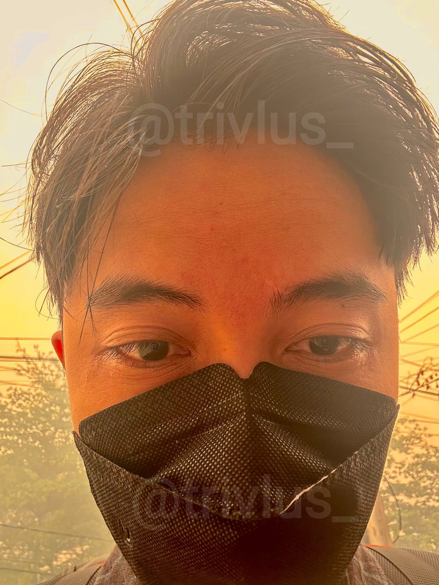 trivlus_'s tweet photo. Kondisi pencemaran udara karhutla update per hari ini guys, utk siang ini nyentuh 1K biasanya menjelang sore makin pekat & tebal :( bisa nyentuh 2K - 4K kayak kemarin

(Foto ke-3) ini sengaja aku buka kacamata biar kelihatan, betapa perihnya mata tiap kali beraktivitas kendaraan apalgi motor, ini sampai keluar air mata loh saking perihnya, belumlagis udara yg ga sehat bgt utk dihirup