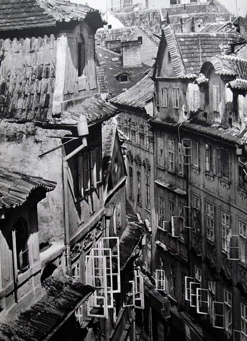 VlastimilWeiner's tweet photo. Fotograf, hudebník, malíř, folklorista etc. Karel Plicka (1894-1987, 📷) se narodil dnes (14.10.) před 132 lety. Studoval v @hkcity učitelský ústav (1909-13). Foto s houslemi je z r. 1913. 1. fotoaparát (6x9 cm) si sám sestrojil dávno před tím. Když mu bylo 10. Doma v Č. Třebové. https://t.co/XTalpmaB4U