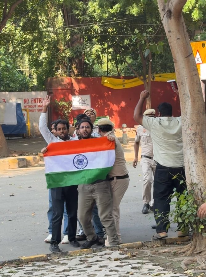 sanjeevk3's tweet photo. @ANI जिनको भारतीय तिरंगे से परेशानी है, 

वो पाकिस्तान अपने घर जा सकते हैं !

#CJP2Protest #JantarMantar #VoteChorGaddiChor https://t.co/aqIikjAZBF