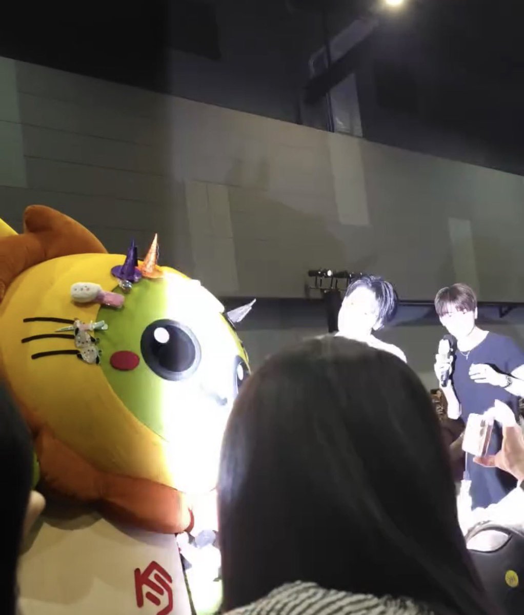 kosongjugalho's tweet photo. Ini baru sebagian hal buruk yg dilakukan fans ke maskot2. HEYY! Mereka tu kerja buat nyenengin kalian tp kenapa diperlakukan buruk seperti itu? Tolong lah ya jangan jahat2 ke mereka, krn mereka juga manusia. 
https://t.co/ZJrfPWqrcx https://t.co/dfHm8Bq7XC https://t.co/6KePu0bead