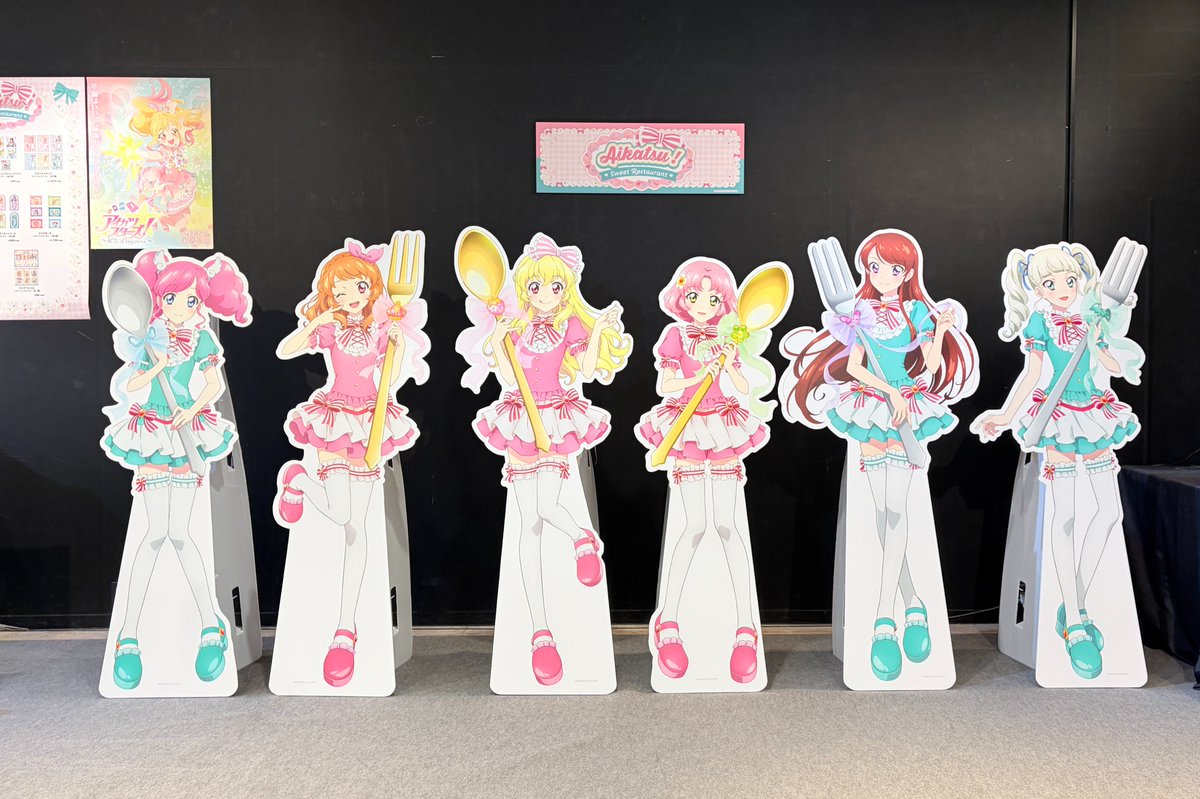 treevillage_jp's tweet photo. 【「アイカツ！」POP UP SHOP＆CAFE～Sweet Restaurant～】
 📅東京：2026年9月19日(土)～2026年10月16日(金)
 
とびきりキュートなレストランへようこそ！🍰
巨大なスプーンやフォークを手にしたいちごちゃんたちが皆様をお迎えします💕
おいしいコラボメニューと一緒に、特別でハッピーなひとときを過ごしませんか？
ぜひ遊びに来てくださいね！✨
 
 ▽詳細はこちら
 https://t.co/OHeE0I9PEe
 
 #アイカツ #aikatsu #ツリビレ