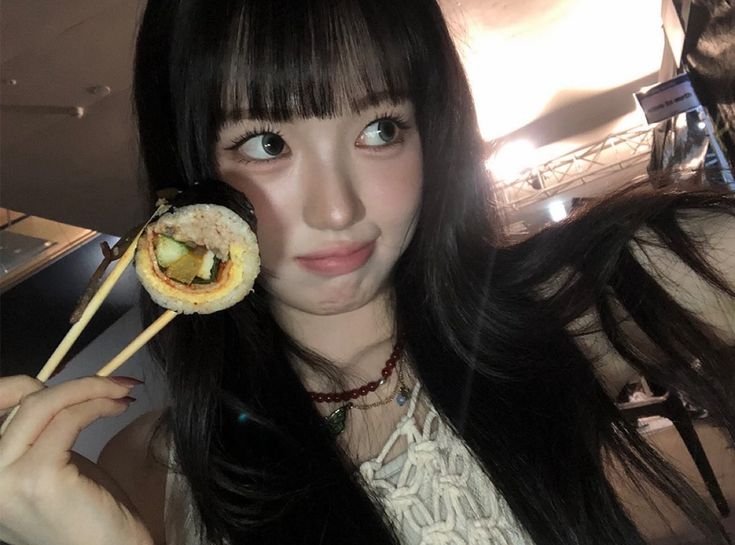 RiseofSui's tweet photo. Aku tinggal k*rjo dulu, jangan lupa makan siang guys. Sama tolong kasih tau aku dong kalian makan siang apa hari ini? https://t.co/R39HCduzZA