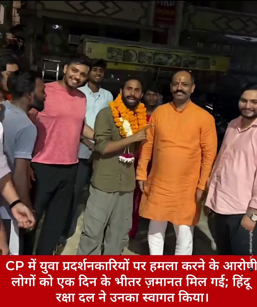 iam_rakeshsingh's tweet photo. याद रखें, असल में 'शांति भंग' करना युवा प्रदर्शनकारियों पर शारीरिक हमला करना नहीं है। बल्कि, चुनाव आयोग से जवाबदेही की मांग करने के लिए पुलिस बैरिकेड के पार जाना है। दोनों के बीच का फ़र्क समझें, इससे आपके 5 दिन बच सकते हैं!
#JantarMantar
#CJP2Protest https://t.co/GBfcyvRDUQ