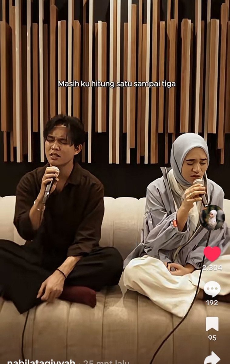 syanesyaa04's tweet photo. Syedeeep wehh.. palagi pas bagian " akan kutunggu sampai seribuuuu~~"
Yuk buatin lagi duet buat mereka UMI☺️ 
Btw, ini mereka pada gak mau melek Napa😁 https://t.co/0Oqt2SfY1S