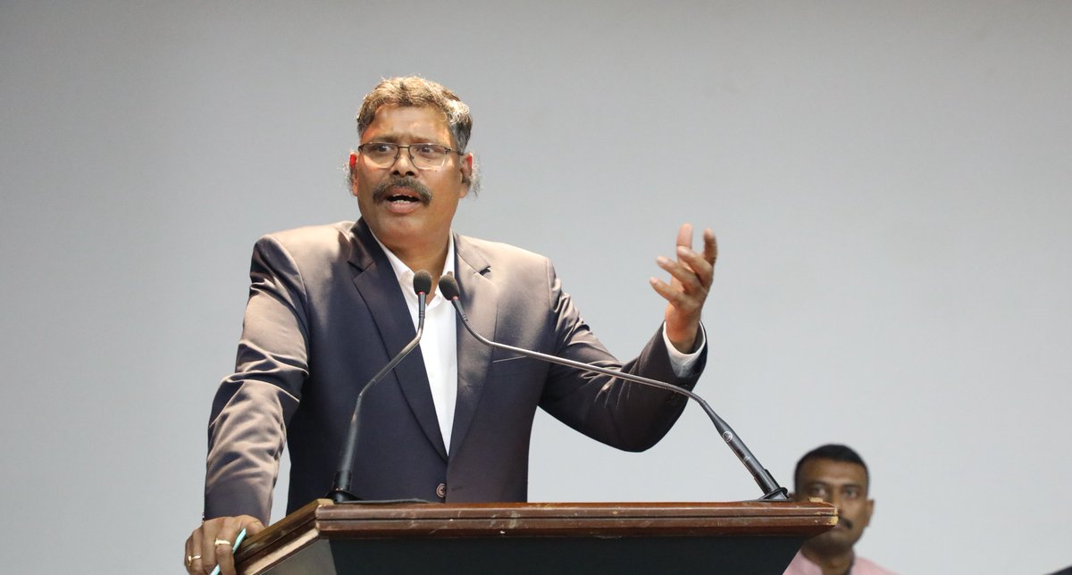 LBSNAA_Official's tweet photo. Shri B. B. Gadnayak, Technical Expert, @uksdrf, outlined key earthquake response measures, emphasising the ‘Golden Hour’, timely communication with the District Emergency Operation Centre (DEOC), crowd management, and keeping access routes clear for rescue and medical teams. https://t.co/0bTxH8LW3w