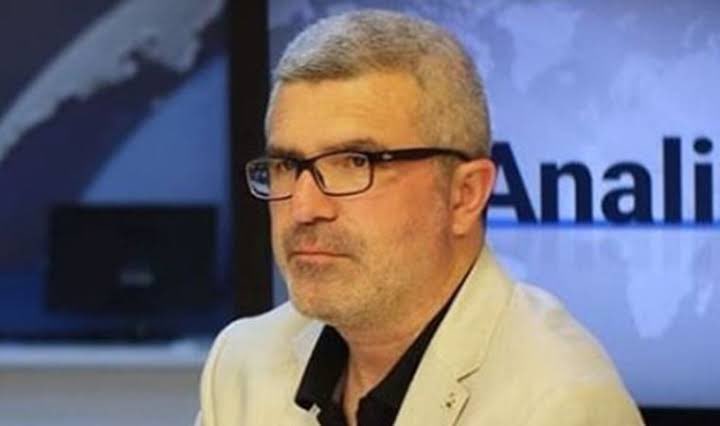 VatanMedyaX's tweet photo. Gazeteci Mehmet Ali Güller:

📌“Kılıçdaroğlu dört gün önce Halk TV’yi hedef aldı, “sahibi yurtdışında yaşayan TV olmaz” dedi, “şikayet ettik, RTÜK işini yapmıyor” dedi; dört gün sonra, bu sabah Halk TV’ye polis girdi! Üstelik tam da İmamoğlu’nun savunmasının başlayacağı gün!” Dedi.