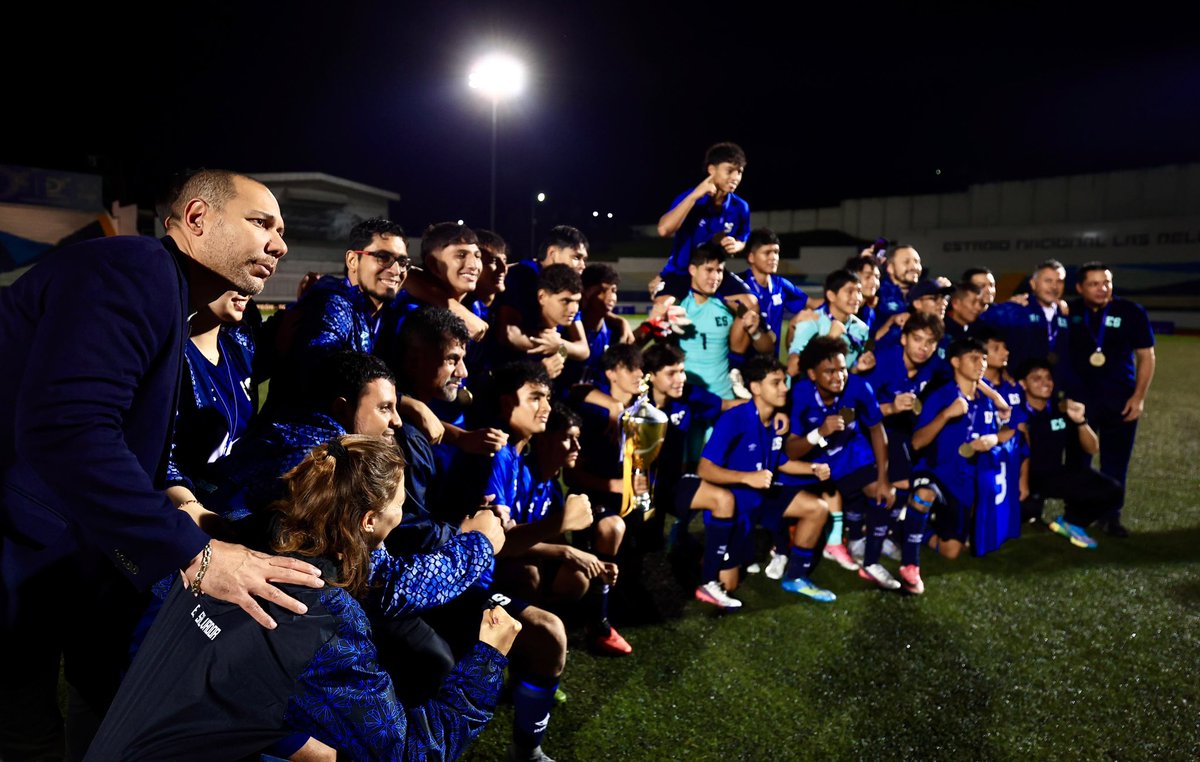 ybukele's tweet photo. ¡El Salvador, campeón UNCAF Sub-16! 

Para un país que ha vivido pocas alegrías en el fútbol, este título tiene un significado especial. Estos jóvenes nos regalan ilusión y nos recuerdan lo que vale trabajar por nuestros talentos y darles oportunidades para crecer.

Felicidades a los jugadores, al cuerpo técnico y a todos los que acompañaron este esfuerzo. Este triunfo les pertenece y llena de orgullo a todo El Salvador.

Nuestro compromiso es seguir trabajando por este bello deporte, con responsabilidad, convicción y mucho corazón. Espero, primero Dios, que esta sea la primera de muchas alegrías que podamos compartir.

¡Disfrútenlo, muchachos! ¡Disfrútalo, El Salvador!

#ESCuestiónDeTiempo