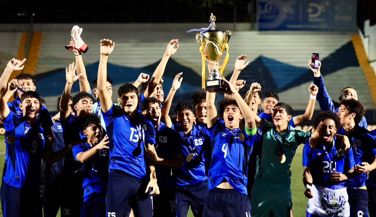 ybukele's tweet photo. ¡El Salvador, campeón UNCAF Sub-16! 

Para un país que ha vivido pocas alegrías en el fútbol, este título tiene un significado especial. Estos jóvenes nos regalan ilusión y nos recuerdan lo que vale trabajar por nuestros talentos y darles oportunidades para crecer.

Felicidades a los jugadores, al cuerpo técnico y a todos los que acompañaron este esfuerzo. Este triunfo les pertenece y llena de orgullo a todo El Salvador.

Nuestro compromiso es seguir trabajando por este bello deporte, con responsabilidad, convicción y mucho corazón. Espero, primero Dios, que esta sea la primera de muchas alegrías que podamos compartir.

¡Disfrútenlo, muchachos! ¡Disfrútalo, El Salvador!

#ESCuestiónDeTiempo