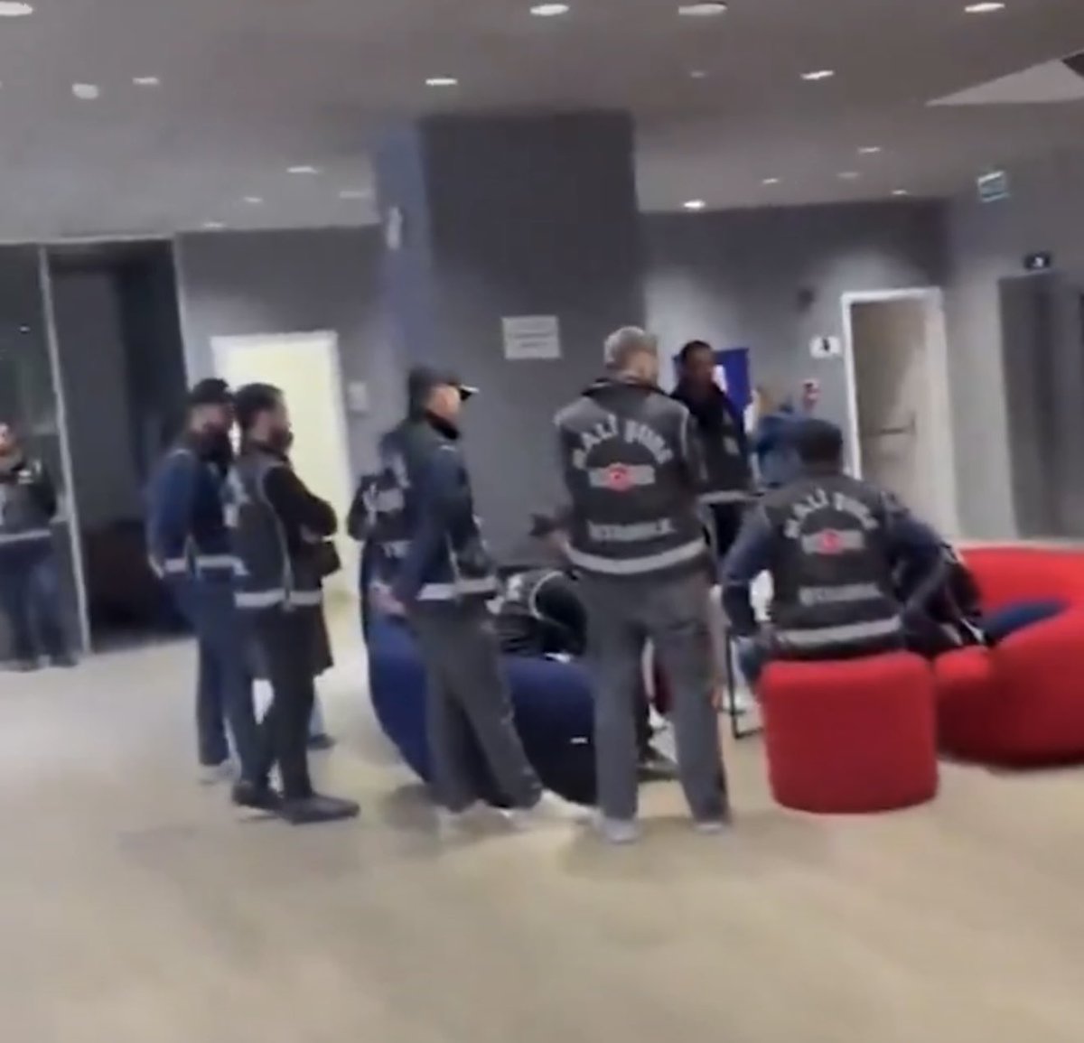 haberaktif's tweet photo. Her yayın öncesi önünde hazırlık fotoğrafı çektirdiğimiz Uğur Mumcu tablosu, haber merkezinde toplantı yaptığımız masa, konuklarımızı ağırladığımız stüdyo önü ve normalde tam kadro dolu olan reji… Şu an bu halde. Kılıçdaroğlu’nun işaret fişeğini atmasının hemen ardından Halk TV’ye kayyum atandı. Tam da İmamoğlu’nun savunma yapacağı gün… Tam da fon vurgununun perde arkasındaki gerçeklerin irdelendiği bir dönemde… Tam da… #halktv