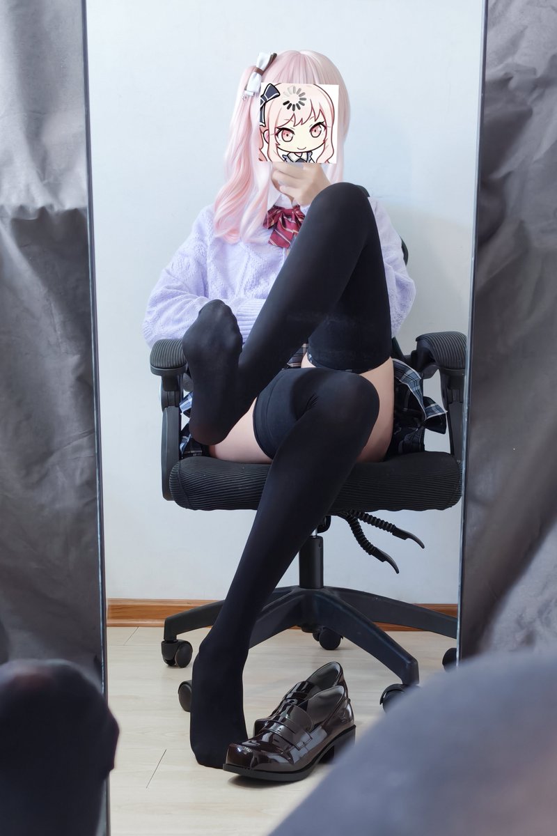 Leeeeeeeeeeeeya's tweet photo. 宝宝，我不是男婊子，我只是说话骚了点，屁股翘了点，眼神媚了点，身材妙了点，容貌好了点，比例协调了点，容易被大家喜欢了点。自己又喜欢保持忽即忽离，让人捉摸不透的距离，吊着群友了点的 好男孩，萝莉宝宝！◉‿◉ https://t.co/r2x05h9xYK