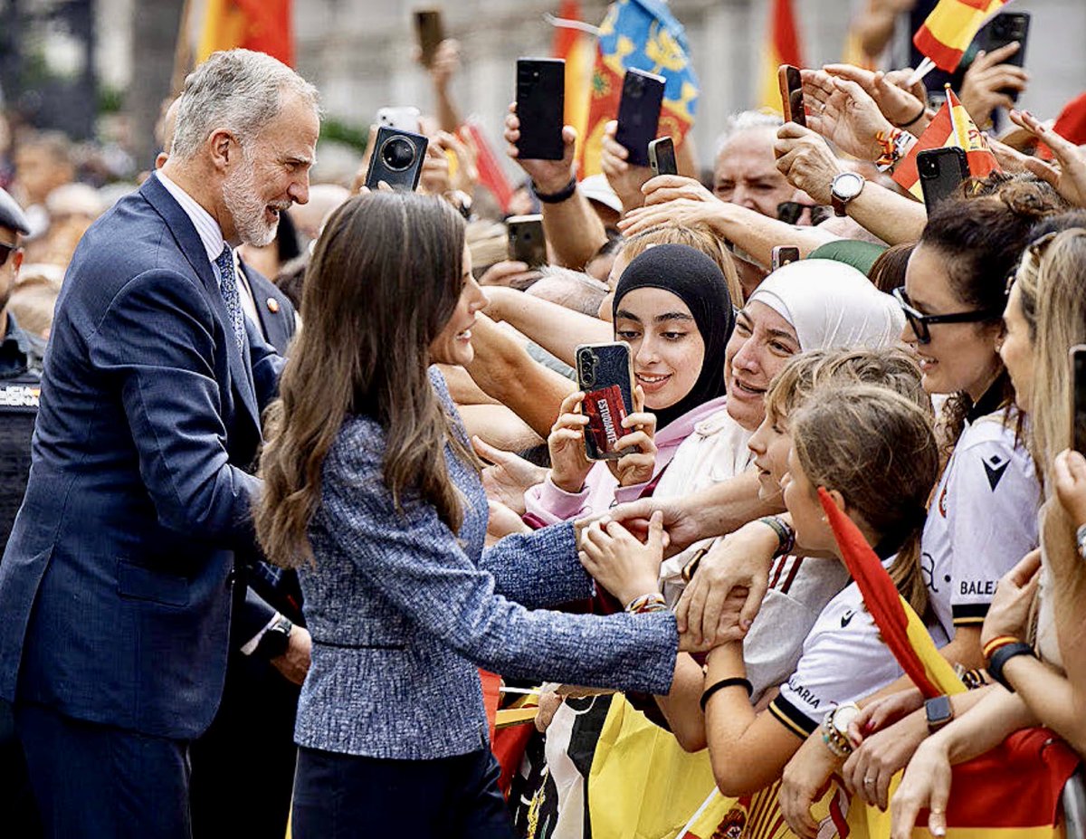 LomanaGloria's tweet photo. No se puede decir más, en menos.
📸 Una imagen.

Los Reyes en las calles de Ceuta.
Manos atropelladas por tocarles.
Móviles al aire para guardarlos.
Emoción, sonrisas y lágrimas.
Banderas arropando.
Y ellos… disfrutando, felices.

Benditas gentes, por aquí va mi abrazo. https://t.co/tzYIwIiBau