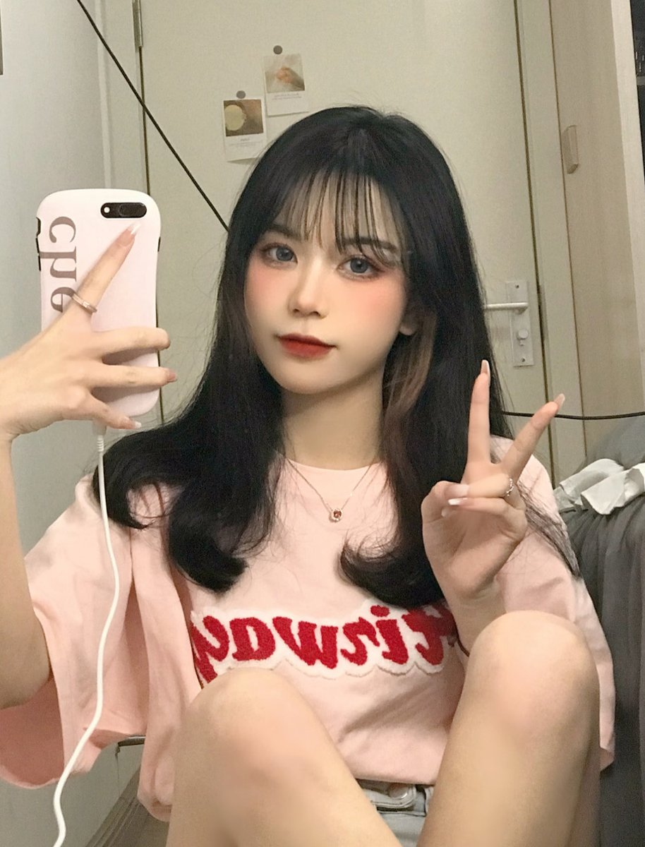 natalie98cm7's tweet photo. 一早起来就拍照片了

有人想锐评一下我16的福嘛 🥹       

看完不许瞎说，赶紧看，   

流言 2，，我真秒发！🙋 https://t.co/cCYZydYxUM