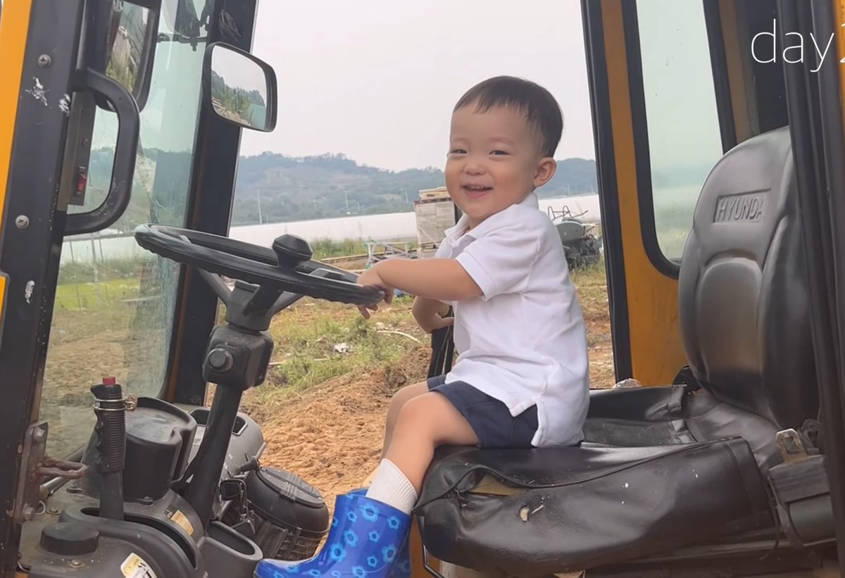 do0nlyone's tweet photo. พี่ขับรถอยุตุ้ก 🚜 https://t.co/xMxfnxxNJM