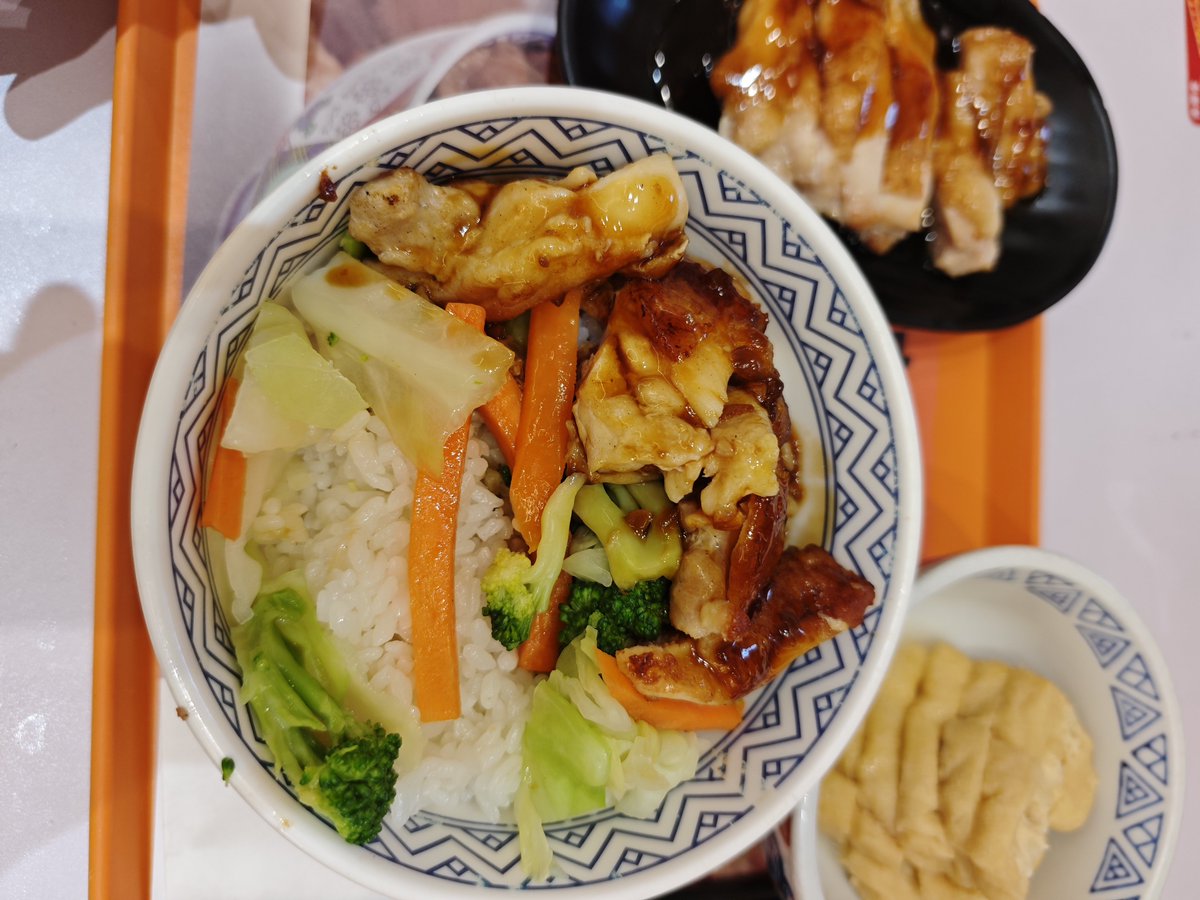 Lsy51699's tweet photo. 各位帅哥美女记得吃午饭，这个勉强算薄肌餐 https://t.co/6JxMhUtBix