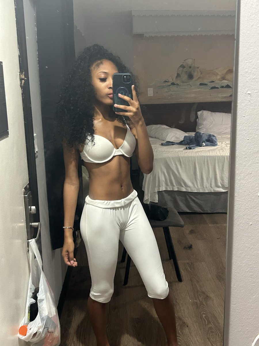 TeyK4shdoll's tweet photo. Body ☕️?? #petite #pyt #ebony https://t.co/dt5sis52uA