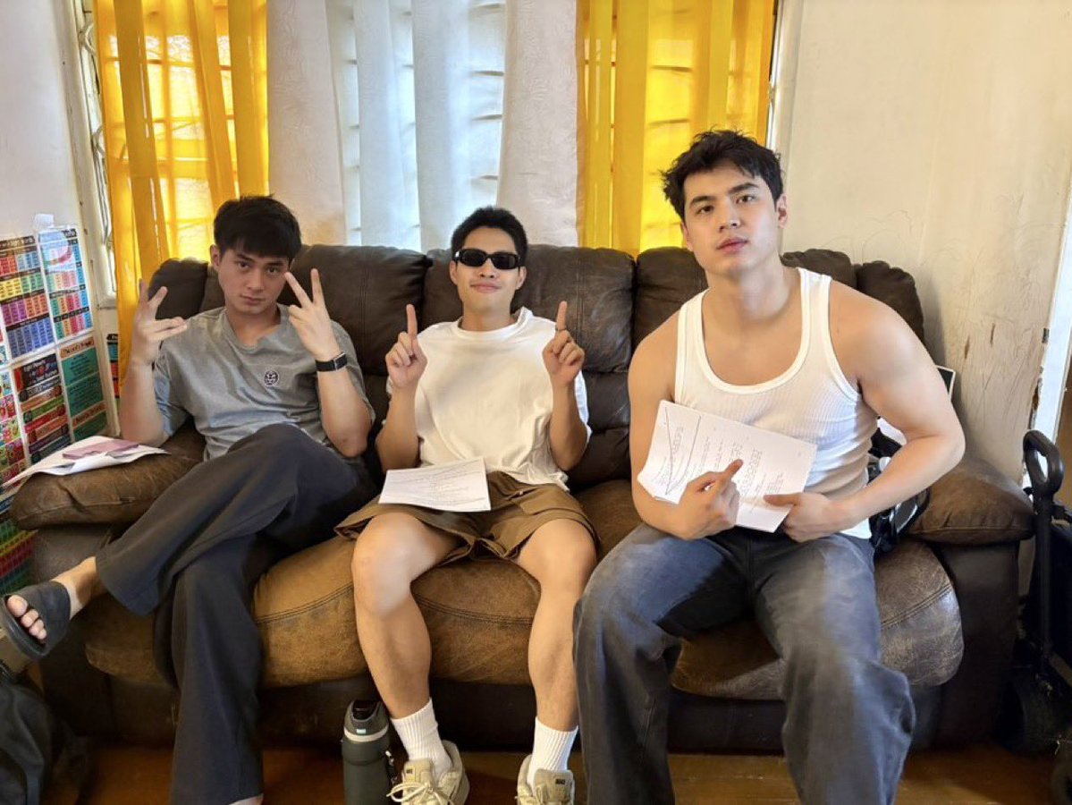 __Taylor13___'s tweet photo. Ang laki ni Emilio 😱 https://t.co/7w1lCWZhz7